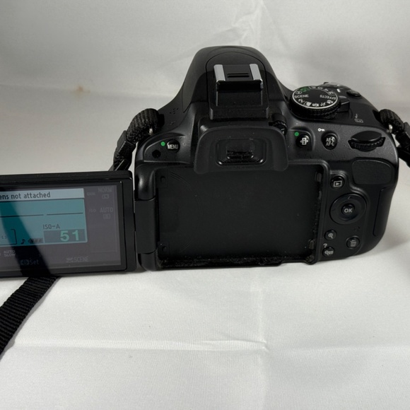 Nikon D5100 DSLR Camera Kit - Picture 16 of 16